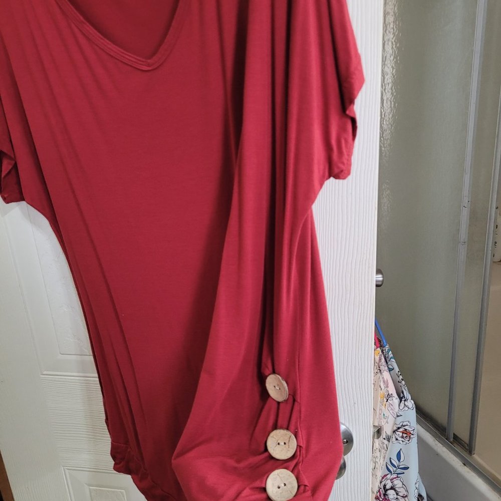 Red tee - Picture 2 of 2